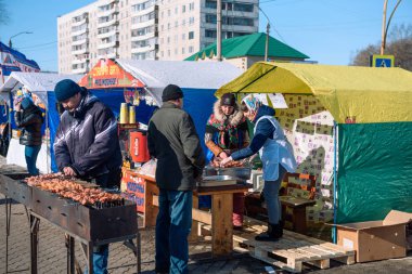 Zarinsk, Rusya - 15 Nisan 2019: sokak ticareti. Sokaklarda çeşitli mallar satılıyor.