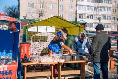 Zarinsk, Rusya - 15 Nisan 2019: sokak ticareti. Sokaklarda çeşitli mallar satılıyor.