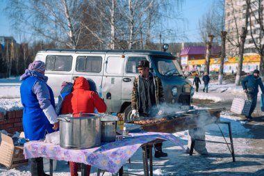Zarinsk, Rusya - 15 Nisan 2019: sokak ticareti. Sokaklarda çeşitli mallar satılıyor.