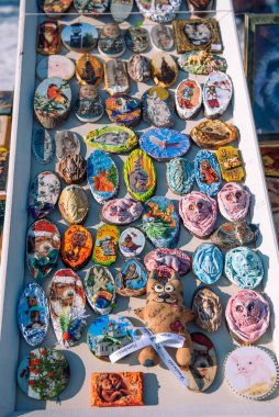 Zarinsk, Rusya - 15 Nisan 2019: sokak ticareti. Sokaklarda çeşitli mallar satılıyor.