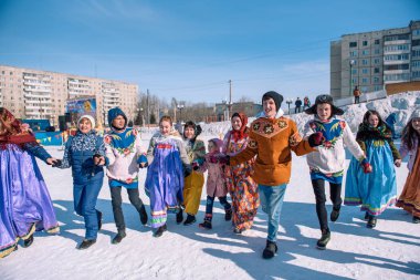 Zarinsk, Rusya - 15 Nisan 2019: Birçok insan kışın sokakta yuvarlak dans eder. Slav kışın dans eder.