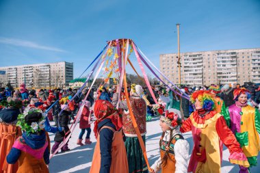 Zarinsk, Rusya - 15 Nisan 2019: Birçok insan kışın sokakta yuvarlak dans eder. Slav kışın dans eder.