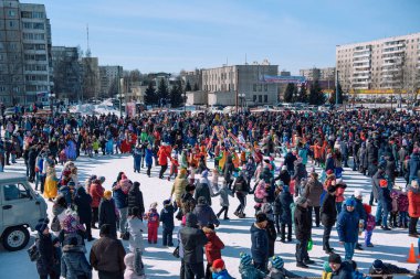 Zarinsk, Rusya - 15 Nisan 2019: Birçok insan kışın sokakta yuvarlak dans eder. Slav kışın dans eder.