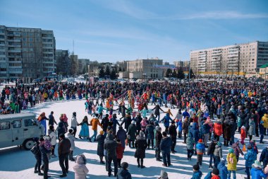 Zarinsk, Rusya - 15 Nisan 2019: Birçok insan kışın sokakta yuvarlak dans eder. Slav kışın dans eder.