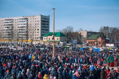 Zarinsk, Rusya - 15 Nisan 2019: Birçok insan kışın sokakta yuvarlak dans eder. Slav kışın dans eder.