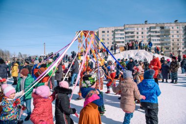 Zarinsk, Rusya - 15 Nisan 2019: Birçok insan kışın sokakta yuvarlak dans eder. Slav kışın dans eder.