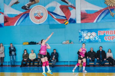 Zarinsk, Rusya - 9 Kasım 2019: Kızlar ödül için voleybol oynuyor. Spor salonunda top oyunu
