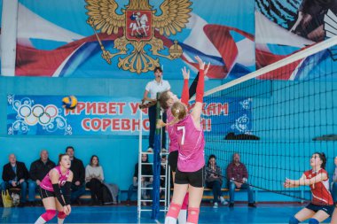 Zarinsk, Rusya - 9 Kasım 2019: Kızlar ödül için voleybol oynuyor. Spor salonunda top oyunu