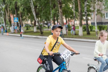 Zarinsk, Rusya-20 Haziran 2019: Çocuklar bisiklet sürüyor, çocuk yarışmaları,