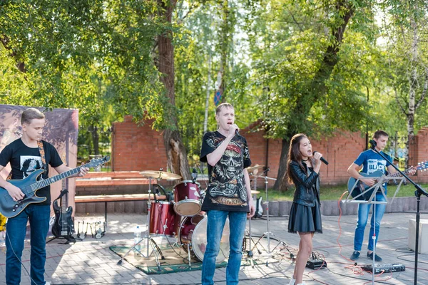 Zarinsk, russland - 19. August 2019: junge Leute singen Lieder. Gesang auf dem Platz im Park. Rockkonzert auf der Straße — Stockfoto