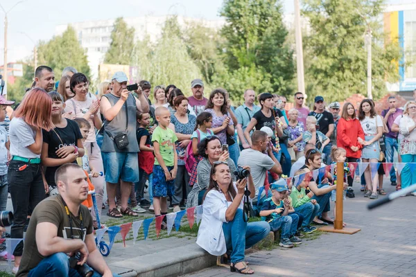 Zarinsk, Rosja - 19 sierpnia 2019: widzowie na ulicy. Ludzie słuchają muzyki na ulicy. Tłum ludzi na ulicznym boisku. — Zdjęcie stockowe