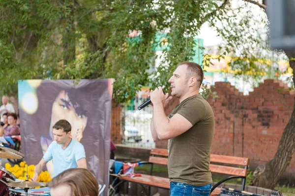 Zarinsk, Rosja - 19 sierpnia 2019: młodzi śpiewają pieśni. Śpiewa na placu w parku. Koncert rockowy na ulicy — Zdjęcie stockowe