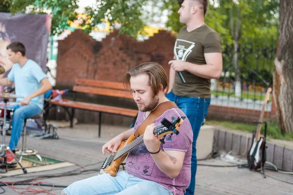 Zarinsk, Russia - August 19, 2019: a guy plays the guitar. Concert on the street. Street rock concert — Stock Photo, Image