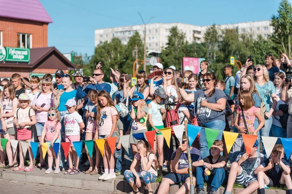 Zarinsk, Rosja - 19 sierpnia 2019: widzowie na ulicy. Ludzie słuchają muzyki na ulicy. Tłum ludzi na ulicznym boisku. — Zdjęcie stockowe