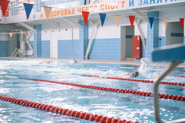 Zarinsk, Rusya-3 Mart 2019: Çocuk yüzme yarışması. Kapalı alanda yüzmek.