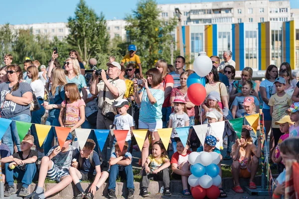 Zarinsk, Rosja - 19 sierpnia 2019: widzowie na ulicy. Ludzie słuchają muzyki na ulicy. Tłum ludzi na ulicznym boisku. — Zdjęcie stockowe