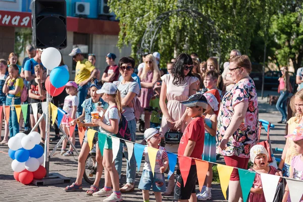 Заринск, Россия - 19 августа 2019 года: зрители на улице. Люди слушают музыку на улице. Толпа людей на улице concer — стоковое фото