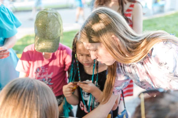 Заринск, Россия - 01 июня 2019 года: дети рисуют на мольберте. Краска с красочными акварельными красками — стоковое фото
