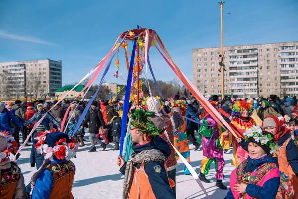 Заринск, Россия - 15 апреля 2019 года: Зимой на улице много людей танцуют круглые танцы. Славянские танцы зимой . — стоковое фото