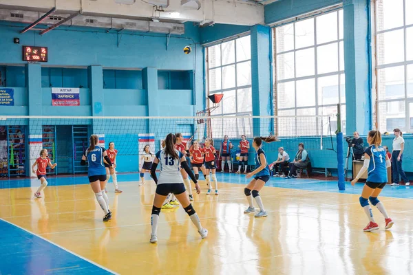 Zarinsk, Rusia - 9 de noviembre de 2019: las niñas juegan voleibol para el premio. Juego de pelota en el gimnasio — Foto de Stock
