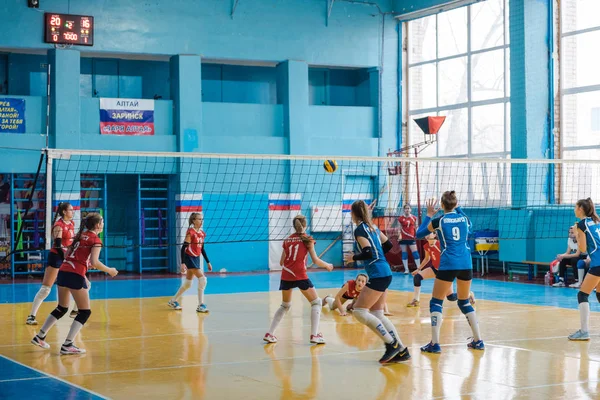 Zarinsk, Rusya - 9 Kasım 2019: Kızlar ödül için voleybol oynuyor. Spor salonunda top oyunu
