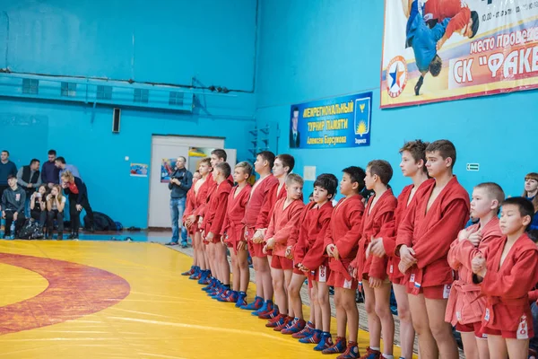 Zarinsk, Russie - 08 novembre 2019 : Concours Sambo. Les équipes sportives Sambo. Athlètes debout dans la salle de gym — Photo