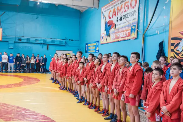 Zarinsk, Russie - 08 novembre 2019 : Concours Sambo. Les équipes sportives Sambo. Athlètes debout dans la salle de gym — Photo