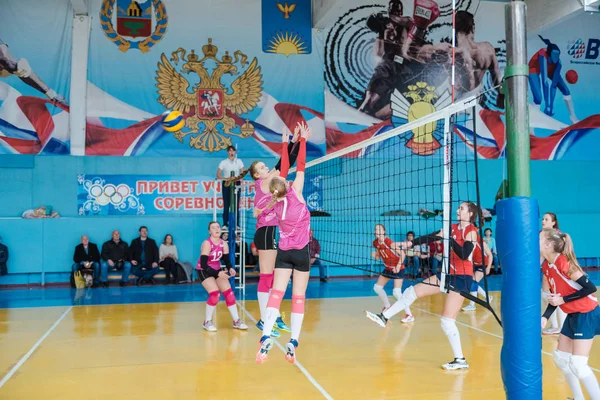 Zarinsk, Rusia - 9 de noviembre de 2019: las niñas juegan voleibol para el premio. Juego de pelota en el gimnasio — Foto de Stock