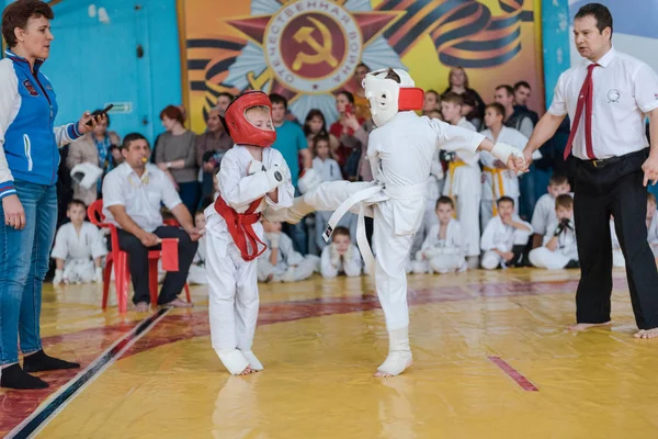 Zarinsk, Rusia - 22 de noviembre de 2019: competición de karate. Los niños practican karate. Los atletas están luchando por la victoria —  Fotos de Stock