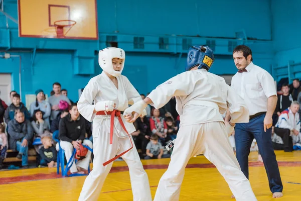 ロシア・ザリンスク- 2019年11月22日:空手競技会。子供たちは空手に従事している。選手たちは勝利のために戦っている — ストック写真