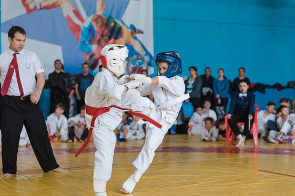 Заринск, Россия - 22 ноября 2019 года: соревнования по карате. Дети занимаются карате. Спортсмены борются за победу — стоковое фото