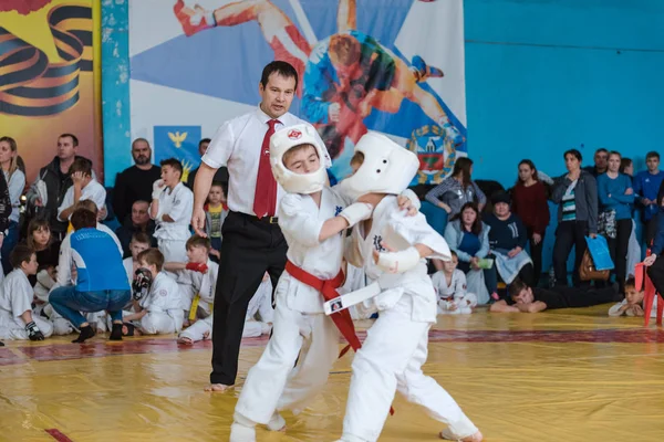 Zarinsk, Russia - 22 novembre 2019: gara di karate. I bambini sono impegnati nel karate. Gli atleti stanno lottando per la vittoria — Foto Stock