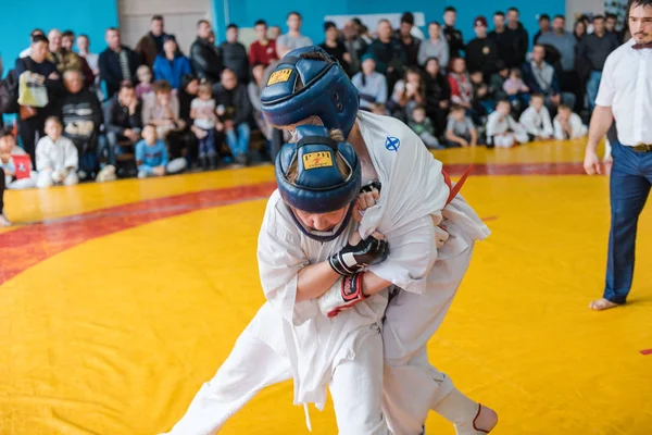 Zarinsk, Russie - 22 novembre 2019 : compétition de karaté. Les enfants sont engagés dans le karaté. Les athlètes se battent pour la victoire — Photo