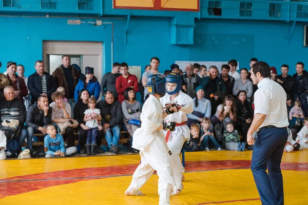 ロシア・ザリンスク- 2019年11月22日:空手競技会。子供たちは空手に従事している。選手たちは勝利のために戦っている — ストック写真