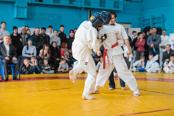 Zarinsk, Rosja - 22 listopada 2019: zawody karate. Dzieci biorą udział w karate. Sportowcy walczą o zwycięstwo. — Zdjęcie stockowe