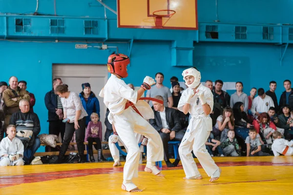 Zarinsk, Russia - 22 novembre 2019: gara di karate. I bambini sono impegnati nel karate. Gli atleti stanno lottando per la vittoria — Foto Stock