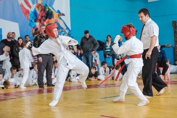 Zarinsk, Russia - November 22, 2019: karate competition. Children are engaged in karate. Athletes are fighting for victory — Stock Photo, Image
