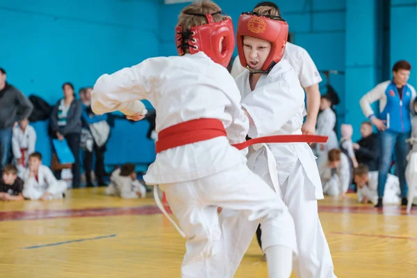 Zarinsk, Russie - 22 novembre 2019 : compétition de karaté. Les enfants sont engagés dans le karaté. Les athlètes se battent pour la victoire — Photo