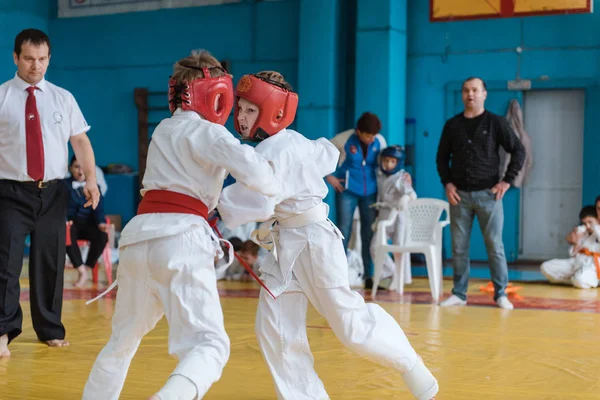 Zarinsk, Russie - 22 novembre 2019 : compétition de karaté. Les enfants sont engagés dans le karaté. Les athlètes se battent pour la victoire — Photo