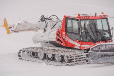 Kayak pistini düzleştir. Kayak yamacını dengeleme tekniği.