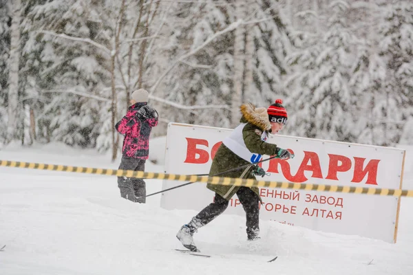 Zarinsk, Rússia - 14 de dezembro de 2019: Muitas pessoas estão esquiando . — Fotografia de Stock