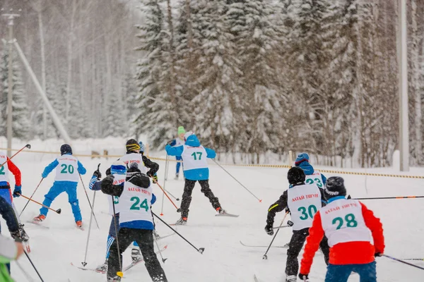 Заринск, Россия - 14 декабря 2019 года: Многие катаются на лыжах . — стоковое фото
