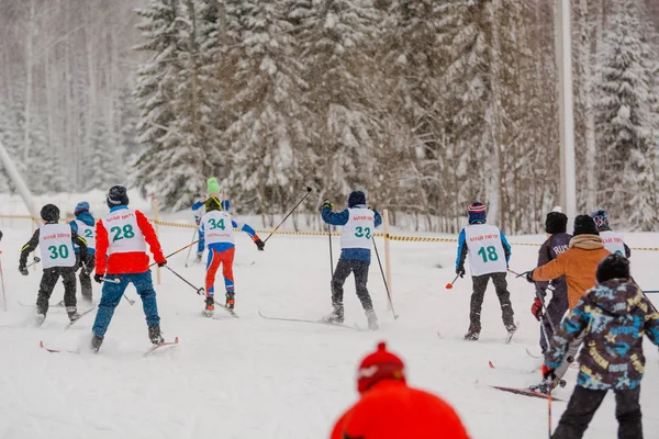 Zarinsk, Russia - 14 dicembre 2019: Molte persone sciano . — Foto Stock