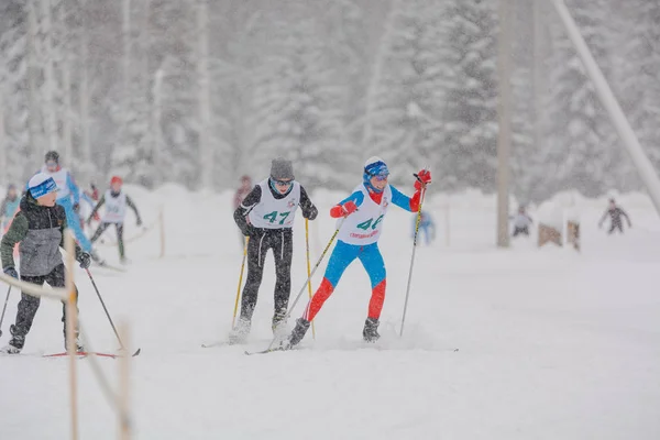 Zarinsk, Russia - 14 dicembre 2019: Molte persone sciano . — Foto Stock