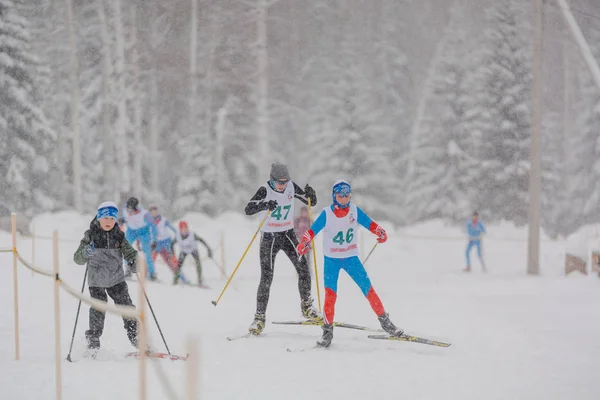 Zarinsk, Russia - 14 dicembre 2019: Molte persone sciano . — Foto Stock