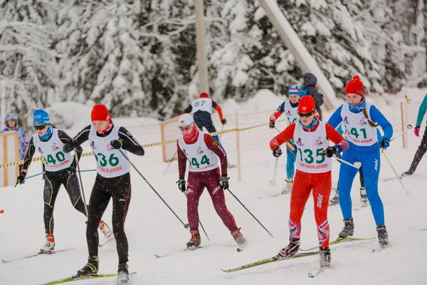 Zarinsk, Rússia - 14 de dezembro de 2019: Muitas pessoas estão esquiando . — Fotografia de Stock