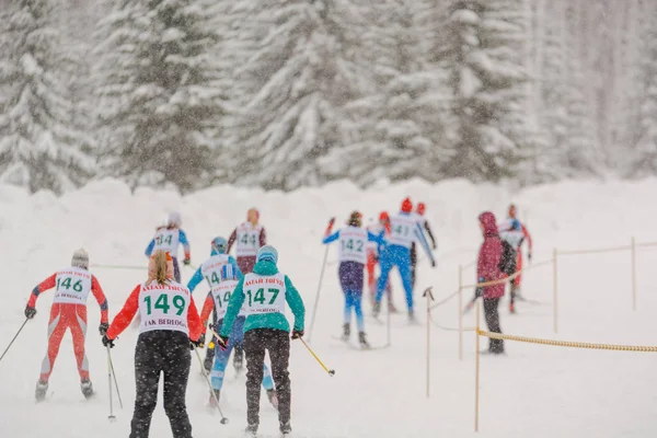 Zarinsk, Rússia - 14 de dezembro de 2019: Muitas pessoas estão esquiando . — Fotografia de Stock