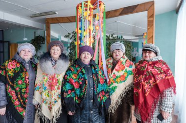 Zarinsk, Rusya - 29 Şubat 2020: Rus halk festivali, Shrovetide, pankek, insan gelenekleri, sokakta oyunlar oynamak, kışın oynamak