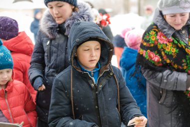 Zarinsk, Rusya - 29 Şubat 2020 Maslenitsa, Rus halk festivali, kışın dışarıda çalma, giyinme.