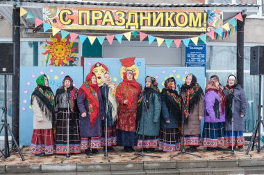 Zarinsk, Rusya-29 Şubat 2020: Maslenitsa Caddesi, Rus halk oyunları, kış eğlencesi
